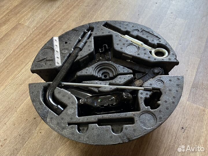 Набор инструментов на volvo xc70 домкрат