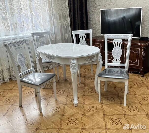 Стол и стулья новые