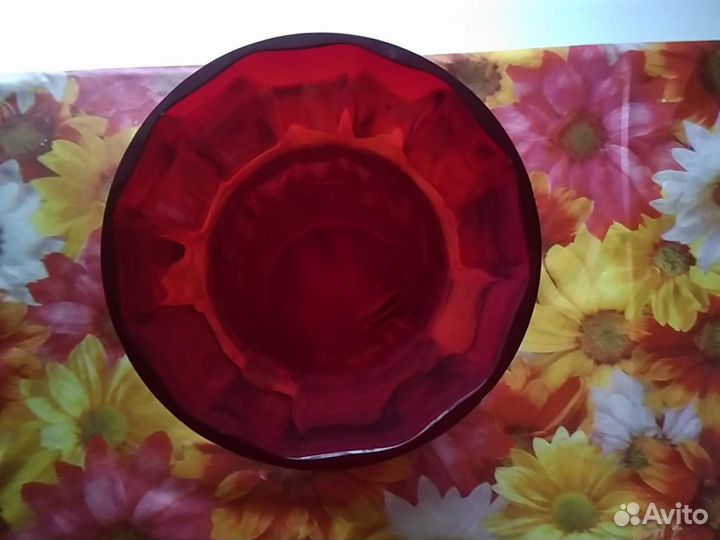 Вазы из молочно-цветного и цветного стекла