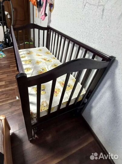 Детская кроватка с маятником и ящиком