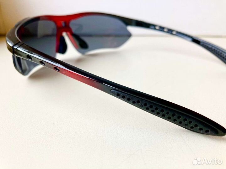 Красные спортивные солнцезащитные очки