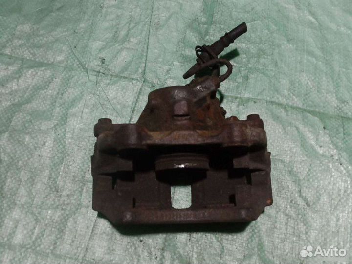 Суппорт передний правый Volkswagen Passat B3