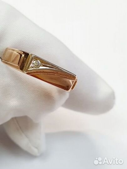 Золотое кольцо с камнем 18,5р