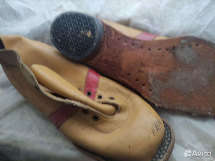 Лыжные ботинки ретро