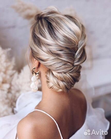 Стилист по прическам и макияжу