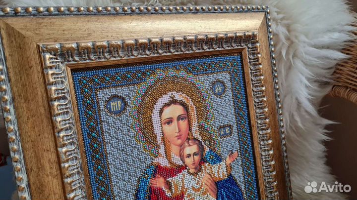 Икона Божьей Матери с младенцем вышитая бисером