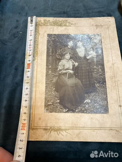 Старинная фотография (Купеческие дочери )