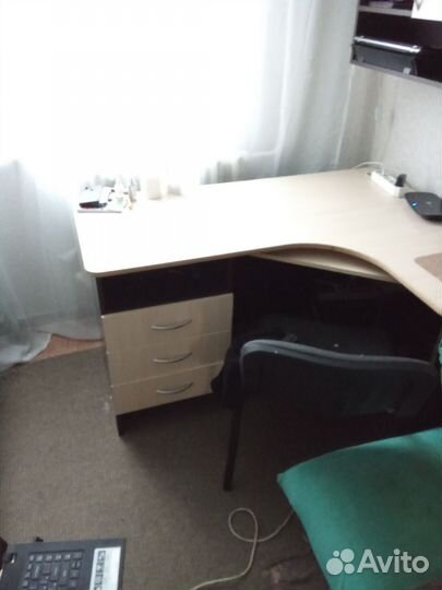 Письменный стол для школьника угловой