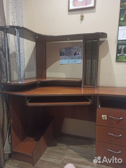 Продам компьютерный стол б/у в хорошем состоянии