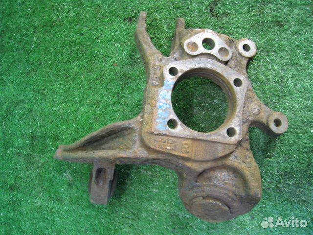 Кулак задний правый Toyota Avensis T25 2003