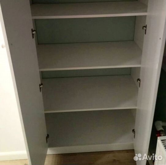 Шкаф распашной в комнату с зеркалом от производите