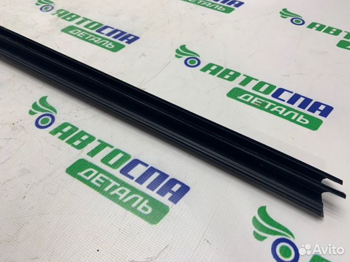 Уплотнитель стекла двери задний правый Citroen C4