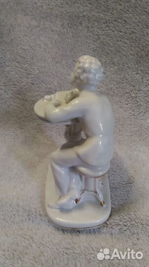Фарфоровая статуэтка 