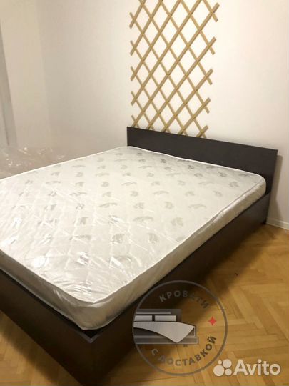Кровать с матрасом