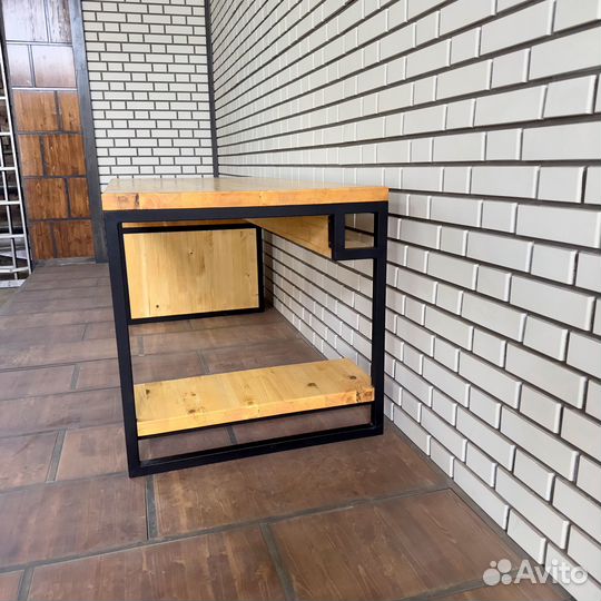 Компьютерный стол с ящиками и полками