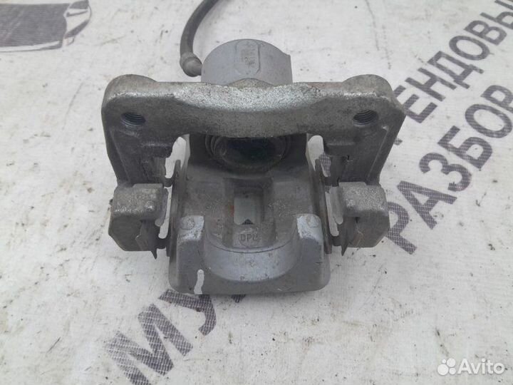 Тормозной суппорт задний левый Toyota Rav4 40