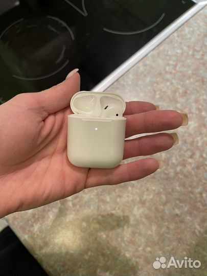 Кейс и правый наушник от airpods 2 оригинал