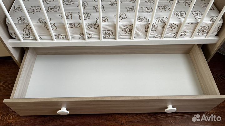 Детская кроватка с маятником