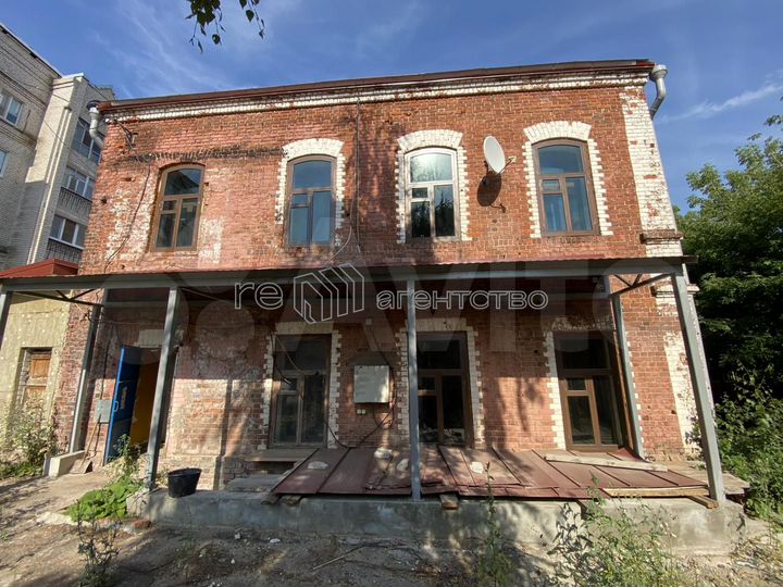 Здание в центре с парковкой