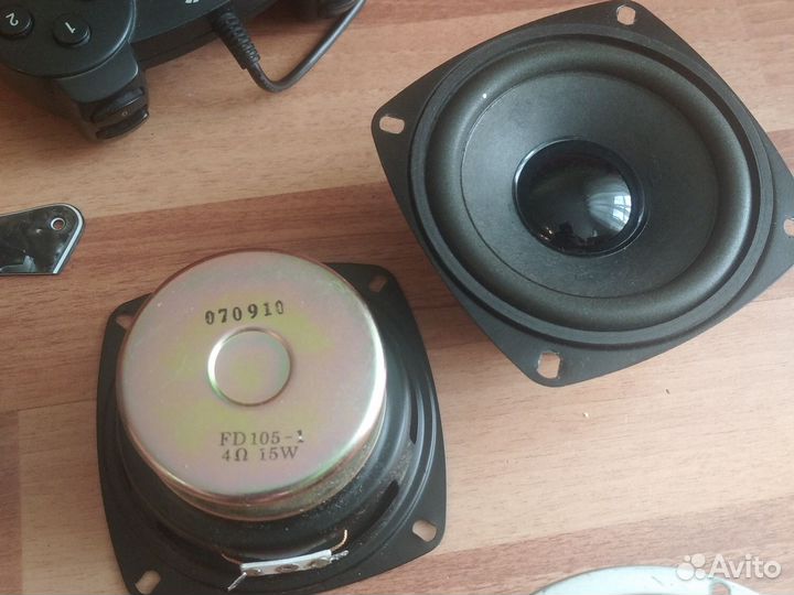 Динамики,геймпад,сетка,пикгард,лампа,терминал,часы