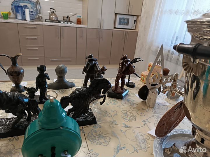 Статуэтки чугунные, алюминиевые,сувениры и др.вещи