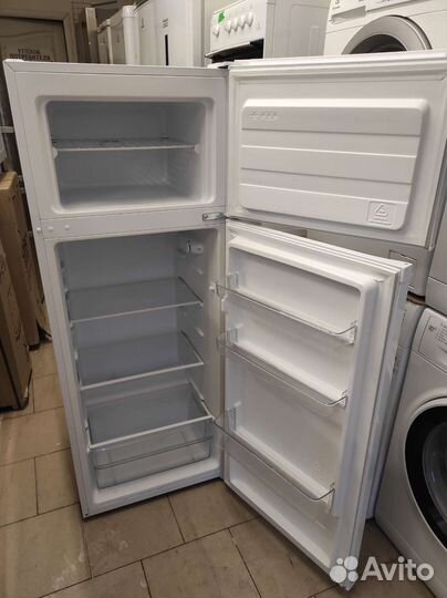 Холодильник Hi, 144см, бу 1 год