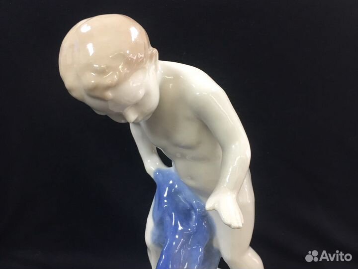 Статуэтка Мальчик с полотенцем и собакой