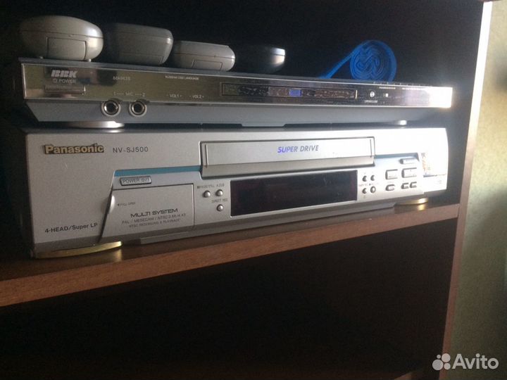 Видеомагнитофон Panasonic и DVD-плеер BBK