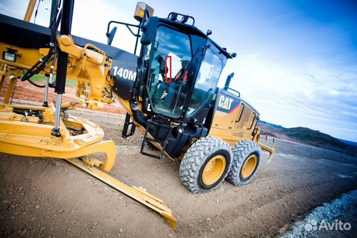 Стекло двери на грейдер катерпиллер 140М