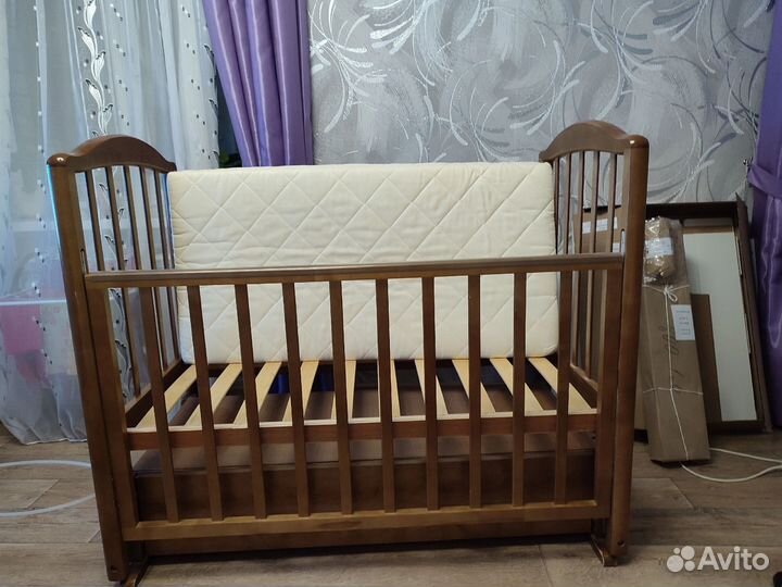 Детская кроватка с маятником и ящиком