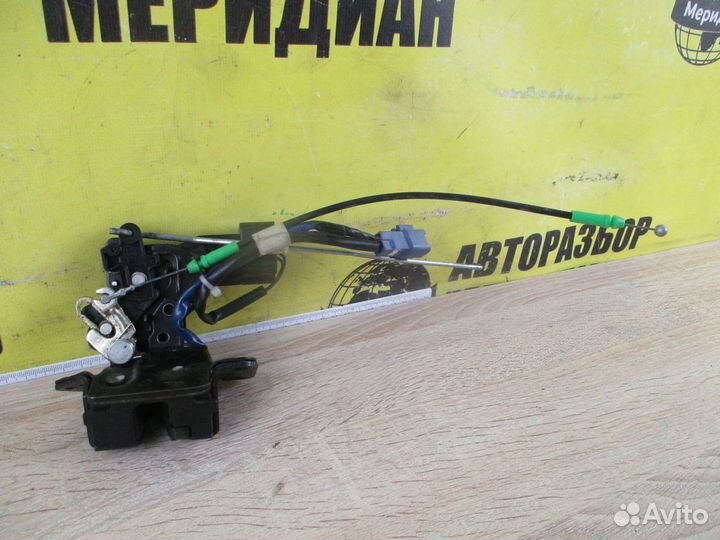 Замок двери багажника на Toyota Corolla