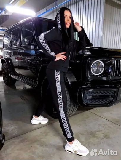 Спортивный костюм Prada со стразами