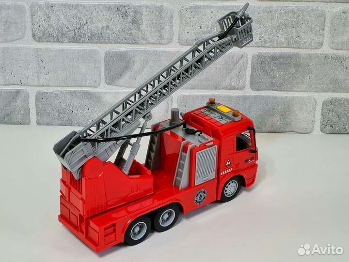 Пожарная машина Вода, инерция, свет, звук