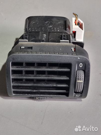 Дефлектор воздушный в торпедо левый Пассат Б-5