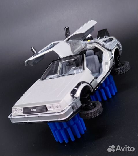 Модель Time Machine DeLorean