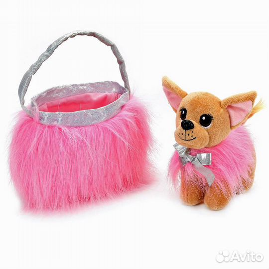 Собачка Чихуахуа в пушистой сумке