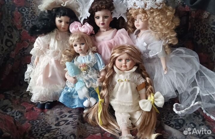 Кукла фарфоровая
