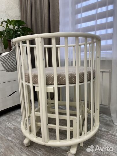 Детская кроватка с маятником