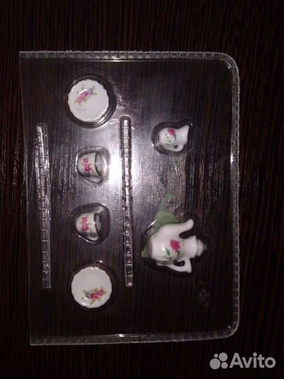 Мебель и посуда для кукольного домика