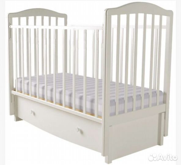 Кроватка с маятником и ящиком + матрас и бортики