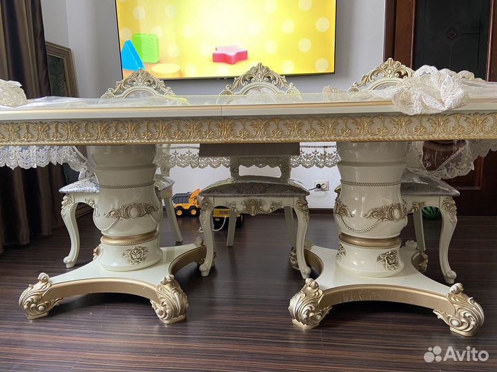 Стол со стульями