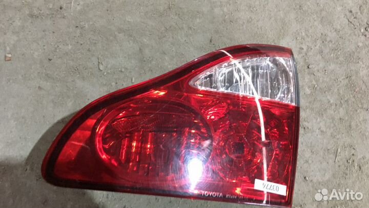 Фонарь крышки багажника правый Toyota Avensis vers