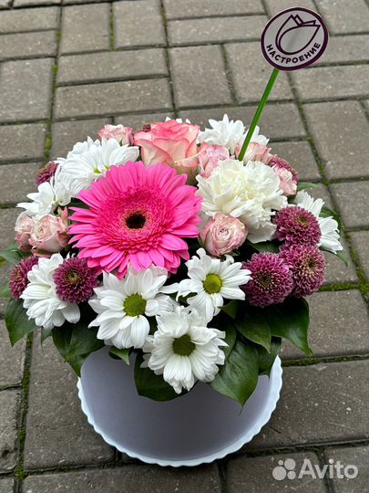 9 кустовых роз Мисс Баблс 50 см в оформлении