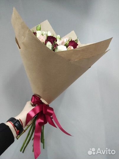 Букет из 11 красных, белых и розовых кустовых роз