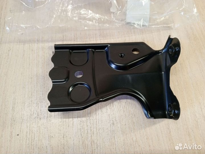 Кронштейн радиаторов левый Toyota Land Cruiser 200