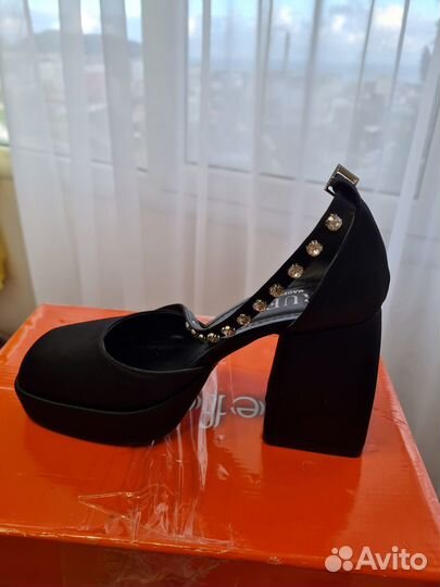 Продаю босоножки