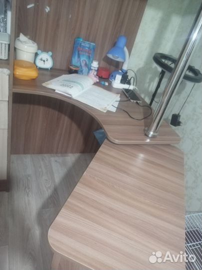 Детская кровать чердак со столом и шкафом