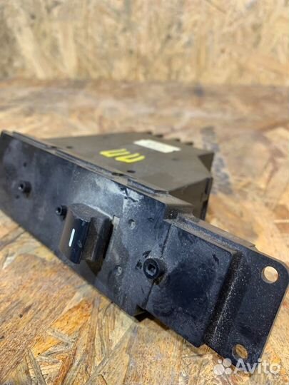 Кнопка стеклоподъемника передняя правая Land Rover