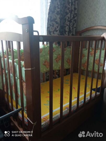 Детская кроватка с маятником
