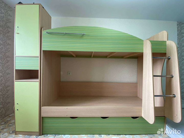 Двухъярусная кровать, стол, тумба выкатная, шкаф